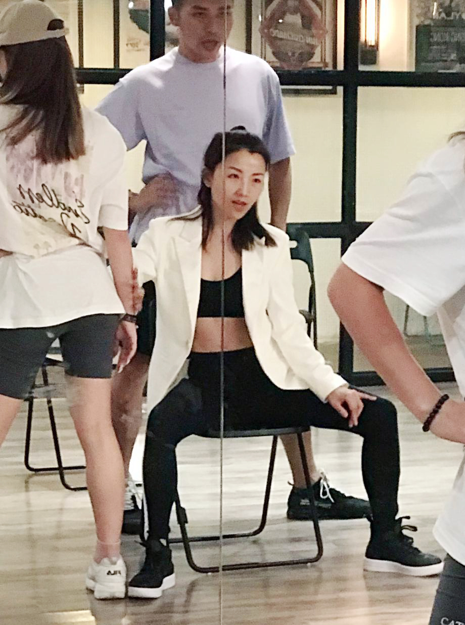 譚嘉荃幾乎每日都會跟Dancer一齊練舞。