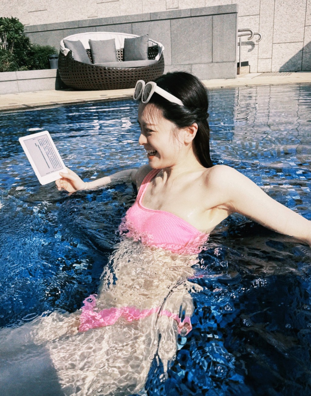 史穎喬浸在清涼的池水中悠閒地看著電子書,大晒白滑肌膚。 史穎喬浸在清涼的池水中悠閒地看著電子書,大晒白滑肌膚。