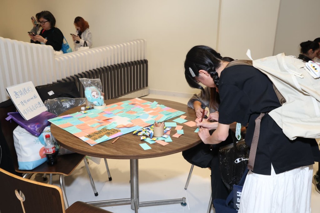 市民寫低心意。 市民寫低心意。