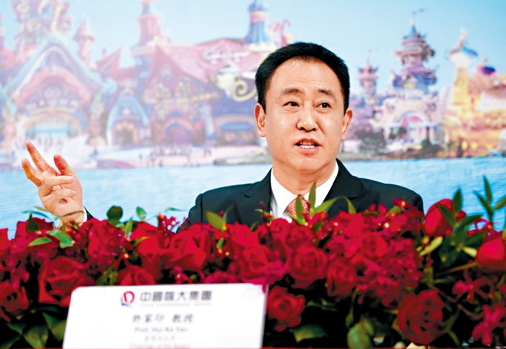 許家印一方辯稱，許現在中國被羈押，通訊受限。