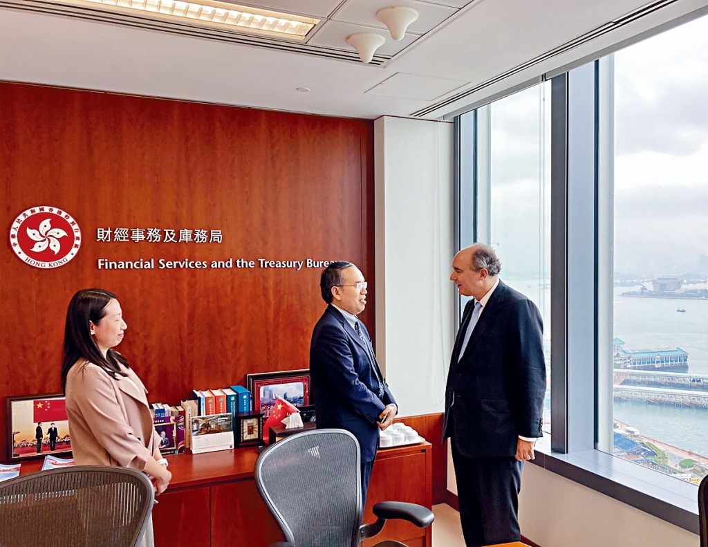 莊敦文於社交網站上載與許正宇會面相片。