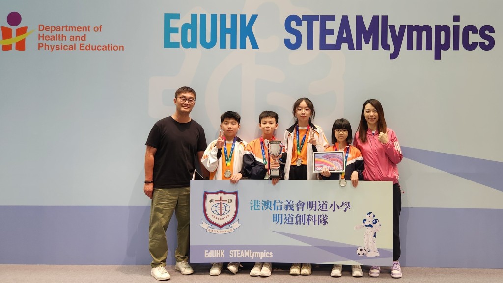 同學在STEAMlympics Competition，利用Microbit及App inventor製作出一隻提升運動效能表現的手套，並獲得1st runner-up