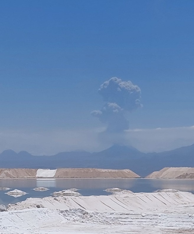 从远处可见火山喷发出大量火山灰。Twitter