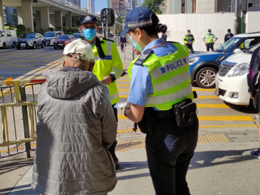 警方亦發出二十二張傳票，檢控涉及單車或行人的交通違例罪行。警方圖片
