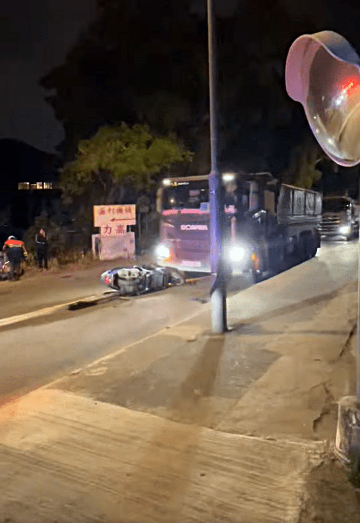 電單車險攝入泥頭車車頭。fb：馬路的事 (即時交通資訊台)