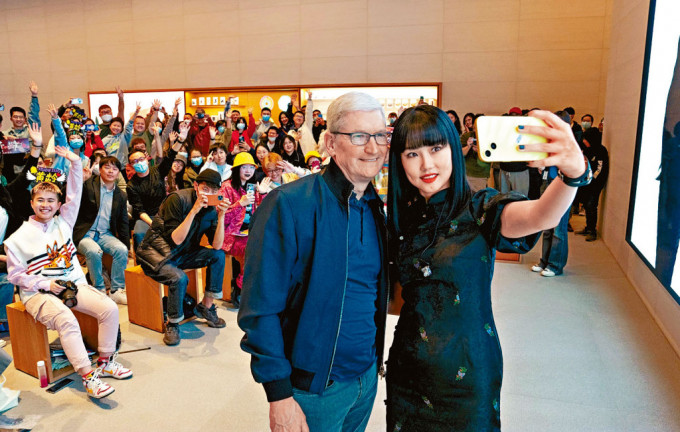 蘋果CEO庫克3月訪華期間現身北京蘋果店，同顧客聚會。