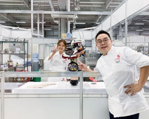 現職國際廚藝學院(ICI)西式廚務部高級教導員的霍耀文(右)與ICI西式包餅及糖藝文憑課程畢業生陳彥樺(左)。(圖片由VTC提供)