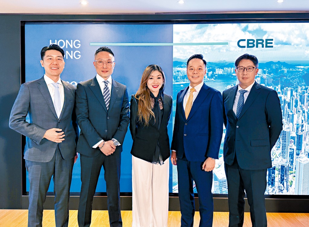 世邦魏理仕陳錦平（左二）指，商廈新興行業由教育界、公營及半官方機構主導。