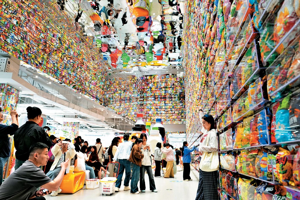 長沙民眾在全球最大零食店內拍照打卡。