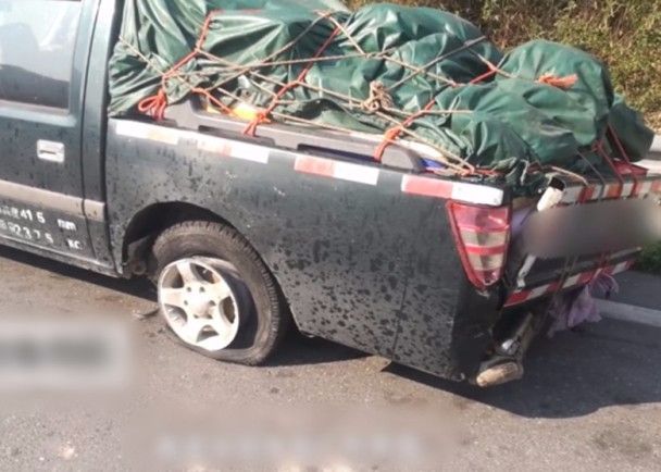 浙江貨車爆胎6萬枚硬幣四散。網上圖片