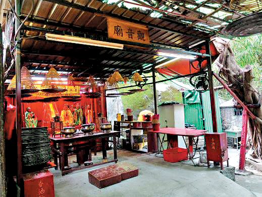 蓝田观音庙各圣像暂供奉于临时搭建的空间内。