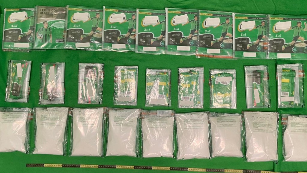 機場海關拘兩毒販檢630萬元可卡因 大馬男子拆開美祿包裝藏毒。海關圖片