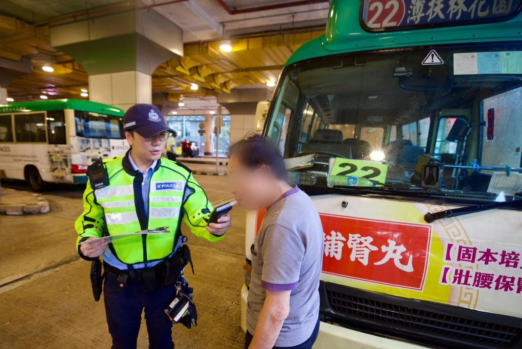 警方4月29日加強執法宣傳，期間警員為小巴司機作呼氣測試。FB：香港警察
