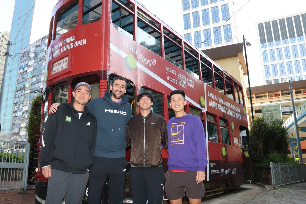 四位球手包括商竣程（右起)、黄泽林、施历及吴易昺周五一齐上电车游铜牌湾。徐嘉华摄