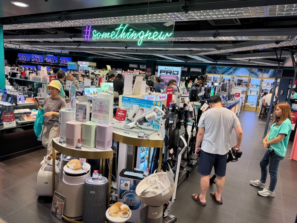 電器及生活用品店內亦有眾多市民駐足流連。 電器及生活用品店內亦有眾多市民駐足流連。
