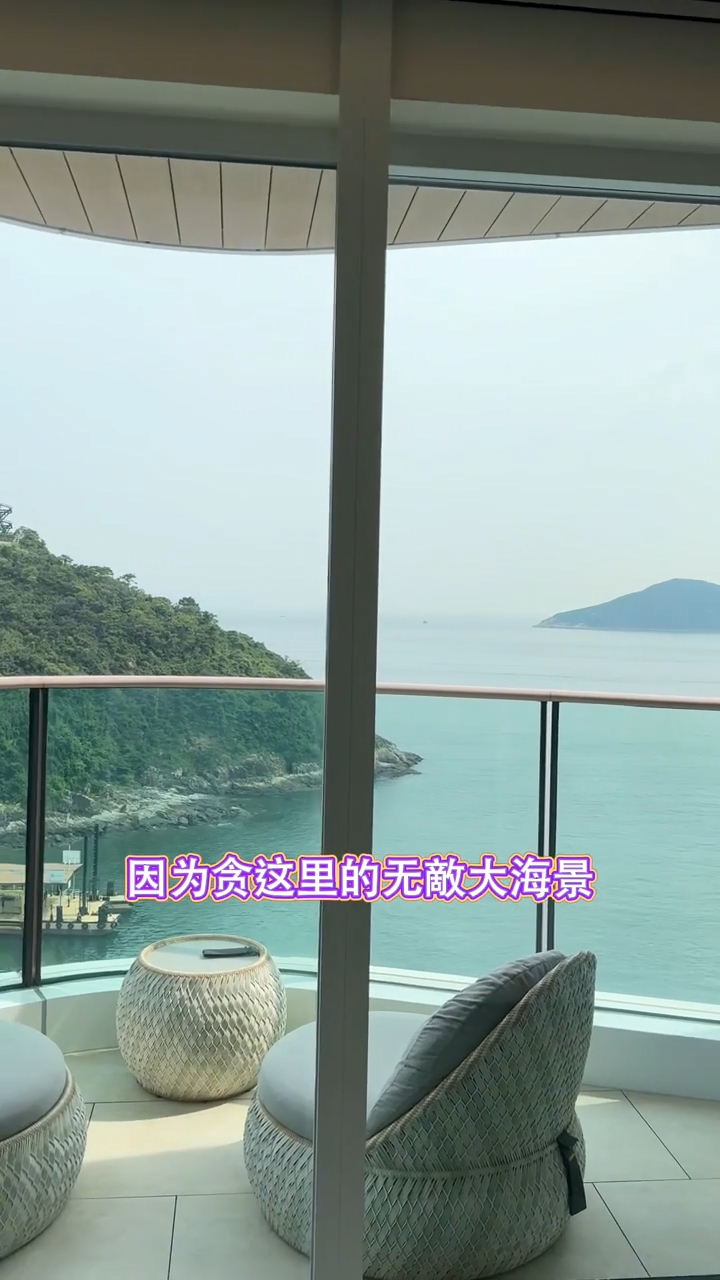 连诗雅坐月的房间景观一流，180度无敌大海景。