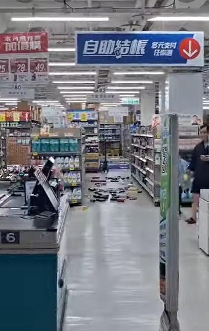 台東強震，超市商品「骨牌式」倒塌。 youtube
