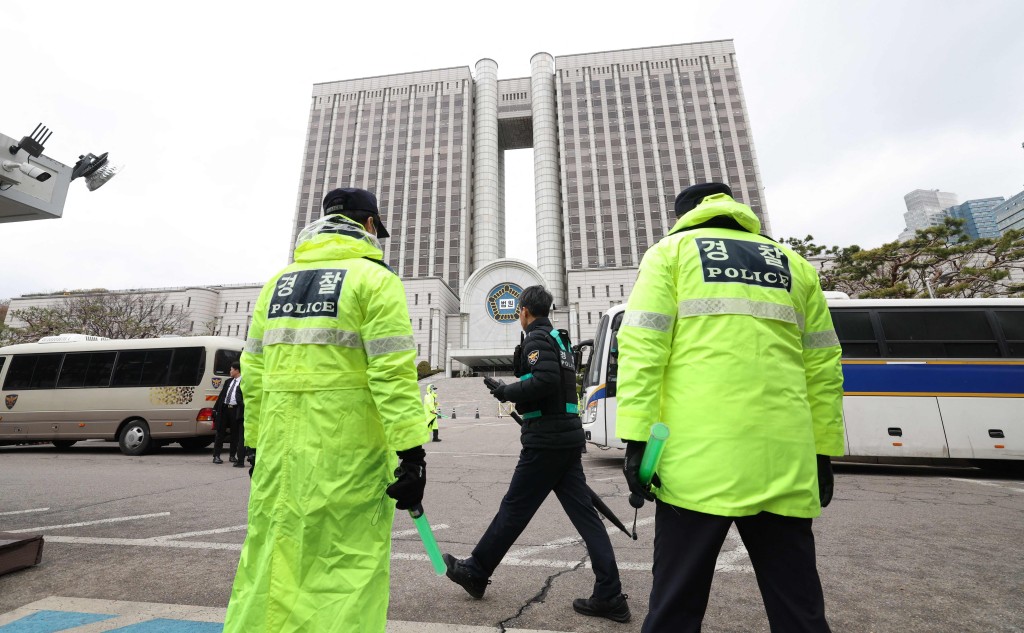 首尔中央地方法院外加强保安。法新社 首尔中央地方法院外加强保安。法新社