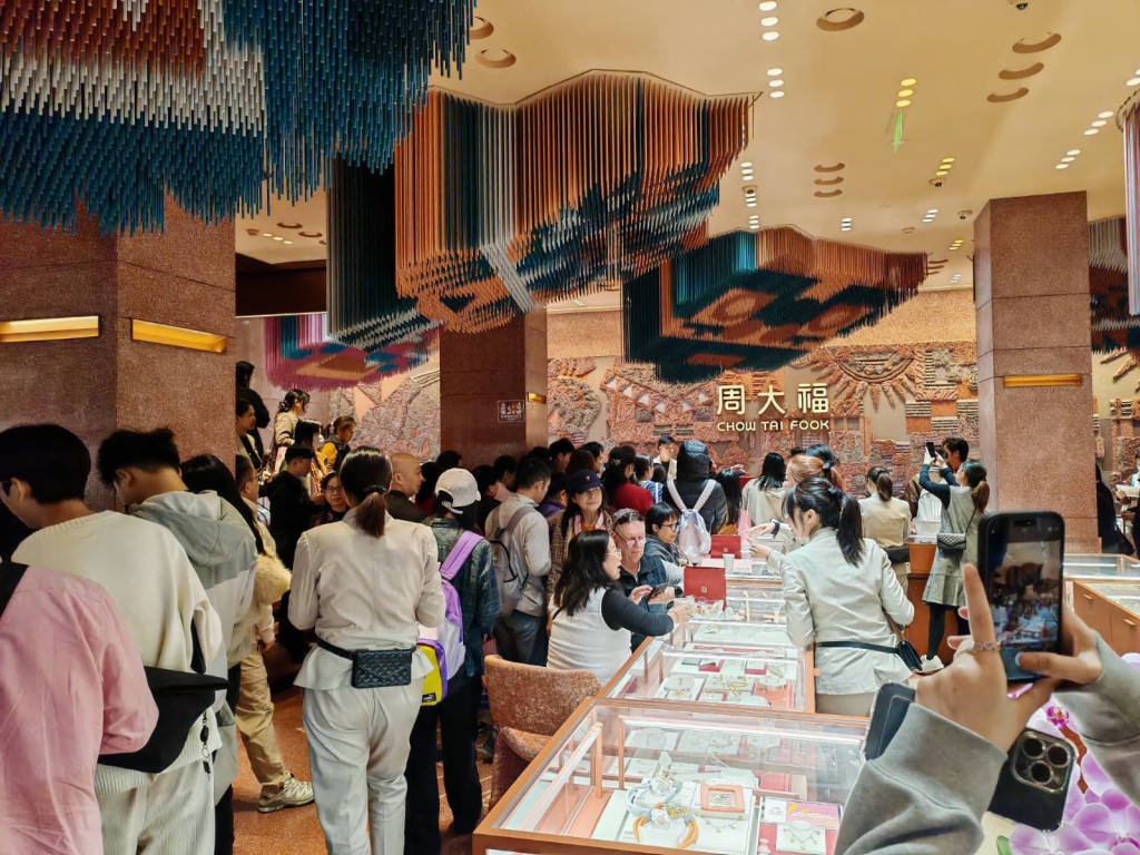 廣州北京路步行街周大福門店今日大排長龍,原來是全運活動,吸引大量市民到來,購買周大福全運會系列產品玩抽獎。 廣州北京路步行街周大福門店今日大排長龍,原來是全運活動,吸引大量市民到來,購買周大福全運會系列產品玩抽獎。