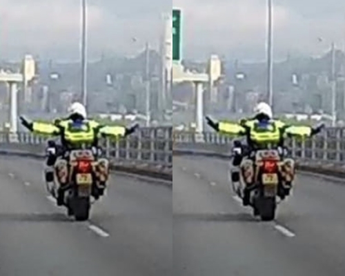 交通警駕駛期間雙手離軚。網上圖片