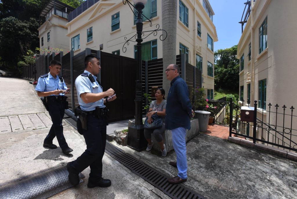 男戶住向警員講述事件經過。 梁峰國攝