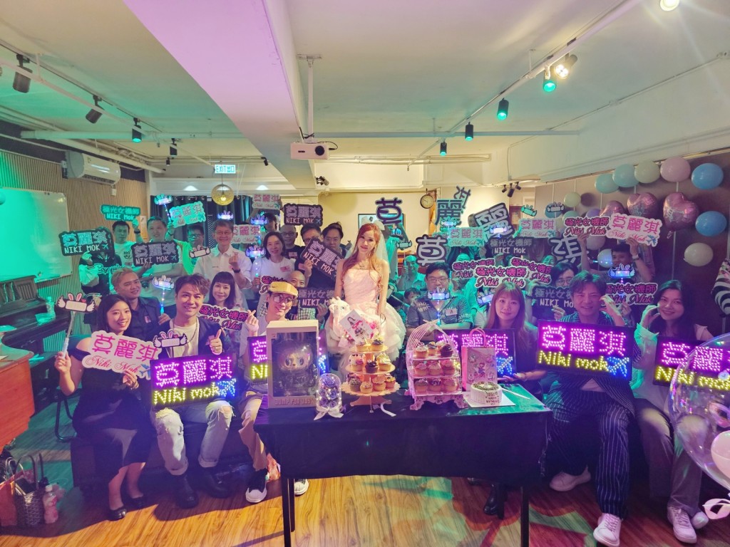 Niki不時增值,今年考獲英國大學及院校聯招系統(UCAS)學分,在Rockschool八級聲樂考試取得Distinction之優異成績。 Niki不時增值,今年考獲英國大學及院校聯招系統(UCAS)學分,在Rockschool八級聲樂考試取得Distinction之優異成績。