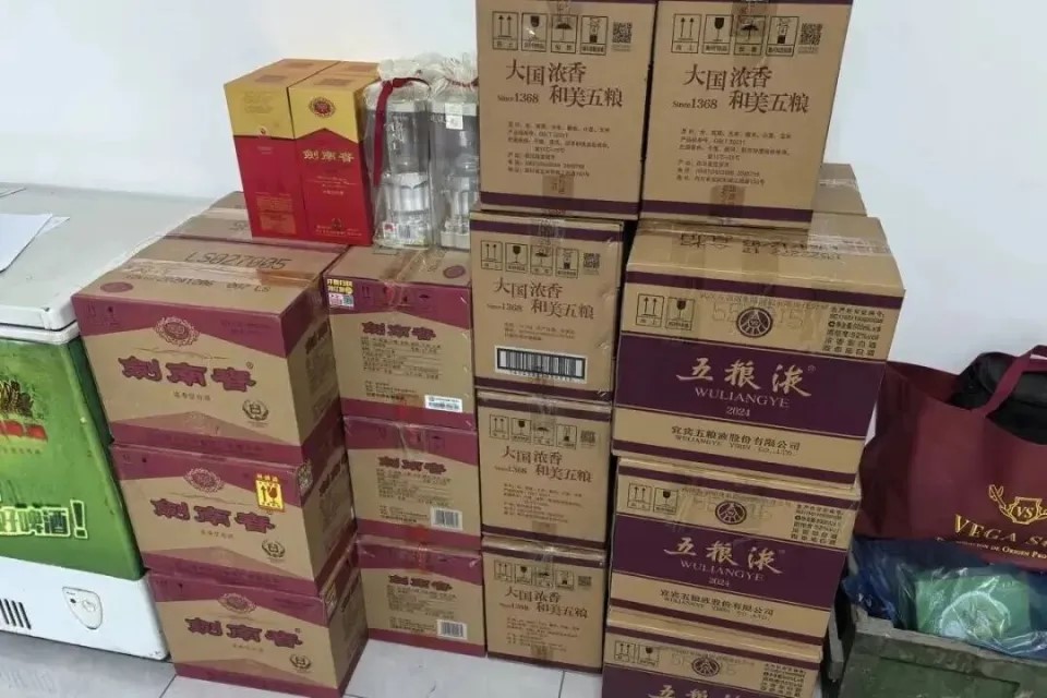 超市醒目店員發現有人3日內買走大量高級白酒,揭發詐騙洗錢案。 超市醒目店員發現有人3日內買走大量高級白酒,揭發詐騙洗錢案。