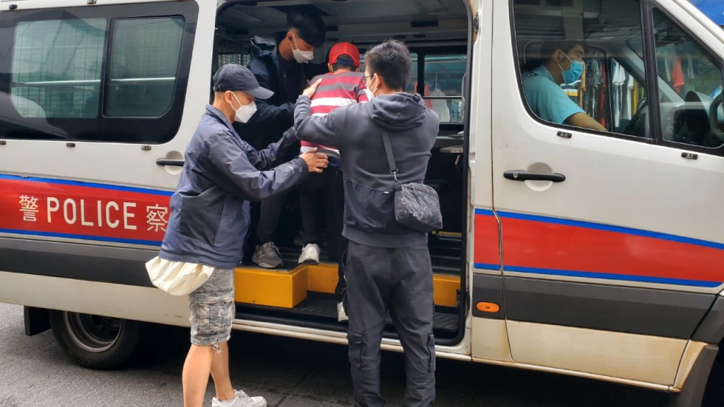 深水埗男子扒竊手機 遭巡警斷正。警方圖片