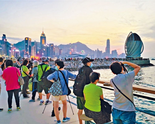 ■《保護海港條例》的實施為維多利亞港確立了永久的海岸綫,令優化海濱的工作可以逐步進行。圖為新開放的東岸公園主題區,深受市民歡迎。
