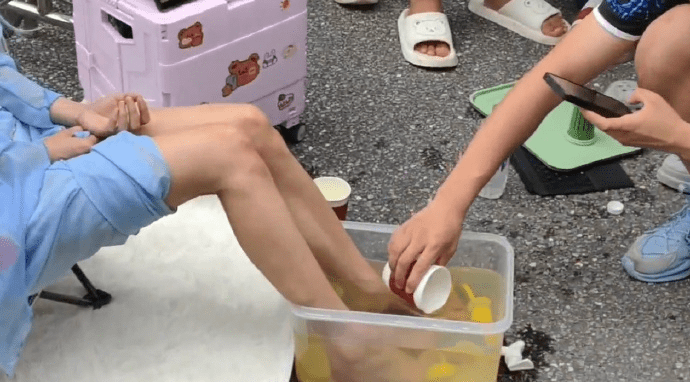 穗漫展女Coser售“洗脚水”遭驱逐,主办方禁低俗摊位。 穗漫展女Coser售“洗脚水”遭驱逐,主办方禁低俗摊位。