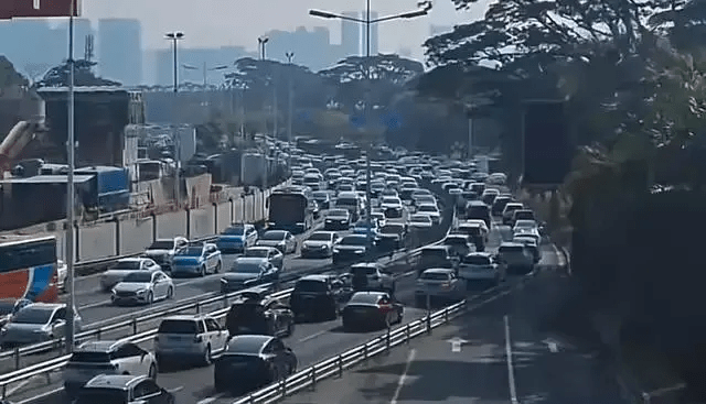 深圳濱海大道發生路陷，致大塞車。