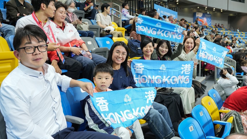 房屋局局長何永賢昨晚(13日)與政治助理歐陽文倩及新聞秘書陳翠玲，到將軍澳香港單車館觀賞第十五屆全國運動會單車賽事。何永賢FB圖片