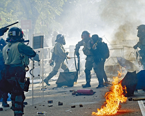 前年十一月中文大學二號橋爆發騷亂，示威者多次衝擊警方防，五名中大生當場被捕。