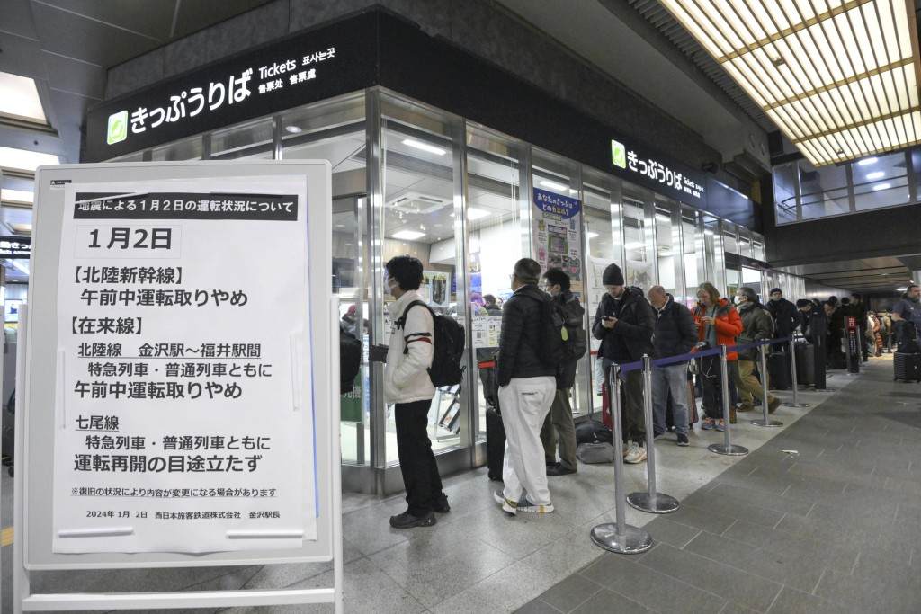 金澤火車站大批旅客查詢車務狀況。美聯社