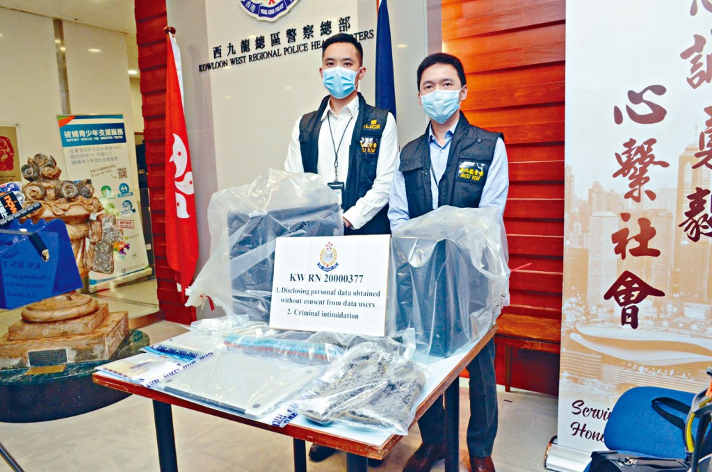 警方講述拘捕一名涉對警員「起底」的攝影助理，並展示有關證物。