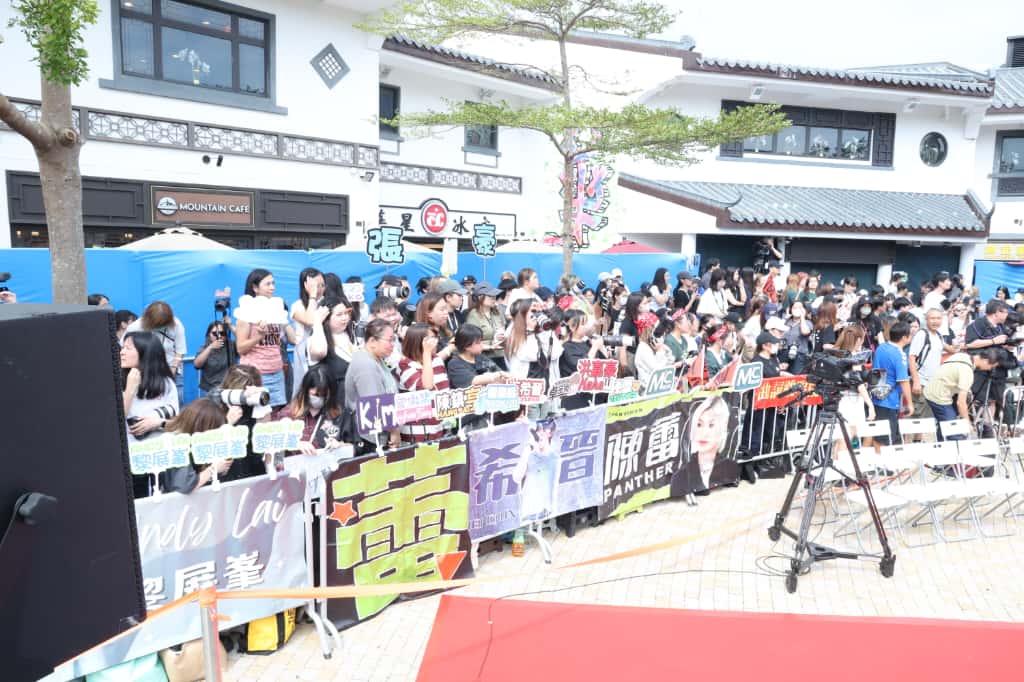 Fans話易霸到靚位撐偶像。 Fans話易霸到靚位撐偶像。