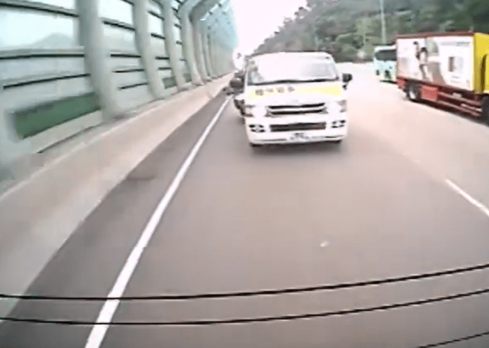電單車與客貨車相撞一刻。fb馬路的事討論區 Bosco Chu     