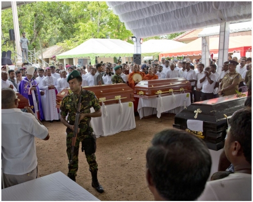 部分死者举行集体丧礼。AP 
