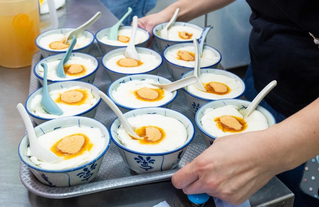 參加者將親臨豆品廠,由豆品廠代表講解黃豆加工成各種豆品的詳細工序和生產過程,並親手製作豆腐花,體驗傳統非遺技藝。(圖片來源:非物質文化遺產辦事處) 參加者將親臨豆品廠,由豆品廠代表講解黃豆加工成各種豆品的詳細工序和生產過程,並親手製作豆腐花,體驗傳統非遺技藝。(圖片來源:非物質文化遺產辦事處)