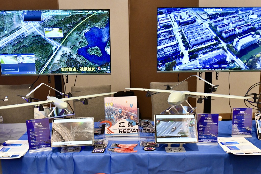 香港海關在場內展示多項智慧海關設備。
