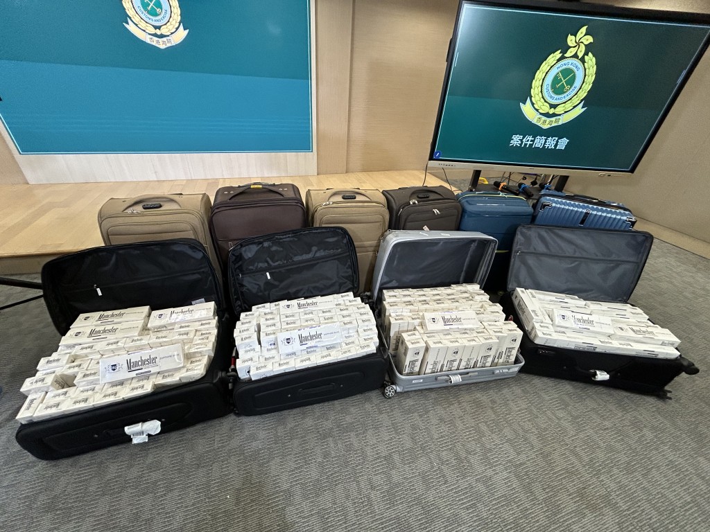 海關檢獲共約1100萬支私煙，估計市值約4900萬元，私煙應課稅值約3600萬元。曾志恒攝