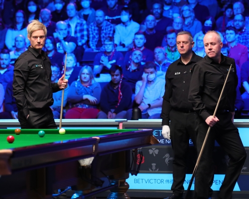 尼爾羅拔臣(左)後上擊敗希堅斯(右)。Worldsnooker官方圖片
