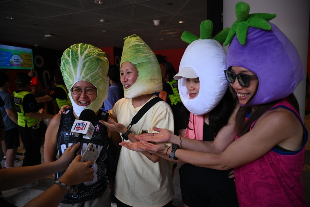 球迷李小姐、黃小姐、潘小姐和林小姐戴上「蔬菜」頭套入場感受氣氛。