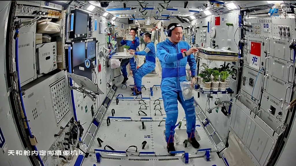 黎家盈等太空人在軌近四個月，仍在空間站內不停進行各類科學實驗。微博@載人航天小喇叭