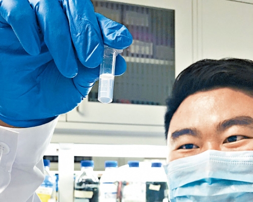 ■中科院研究员展示，人工合成淀粉样本。