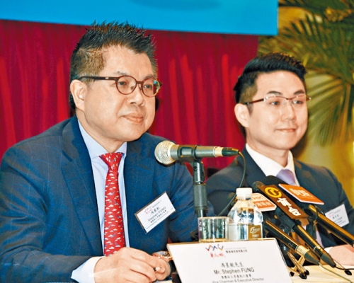 集團首席財務總監陳茂昌(右)。