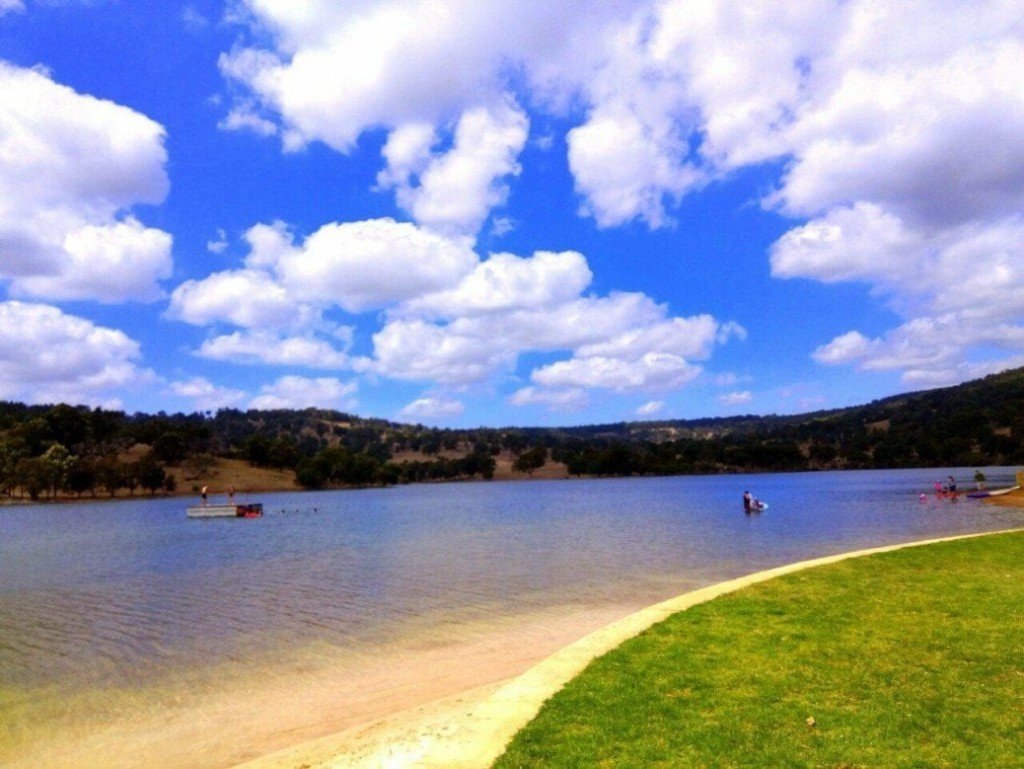 澳洲受歡迎的游泳湖區德拉克斯布魯克堰。網圖
