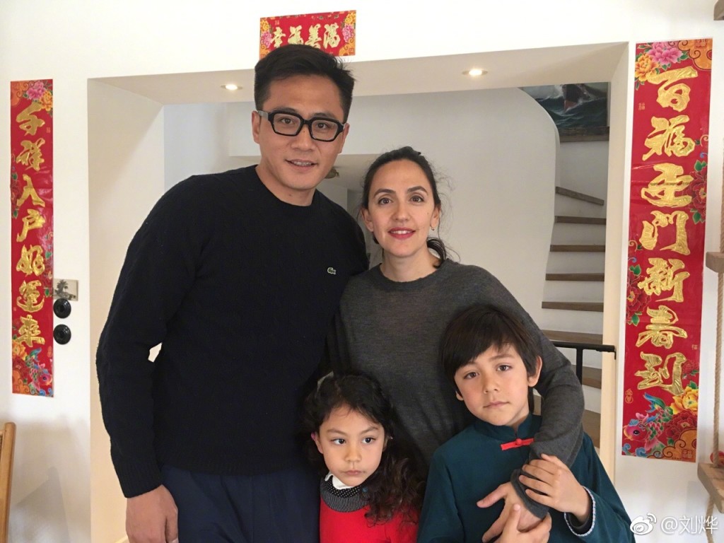 劉燁與妻子有一子一女。 ​  ​