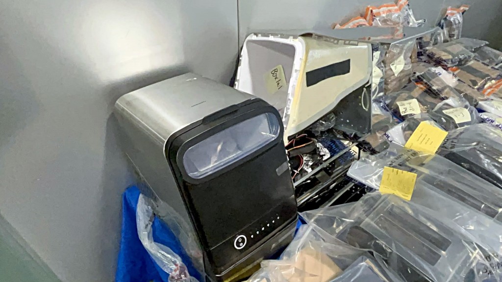 行動中檢獲的證物。楊偉亨攝