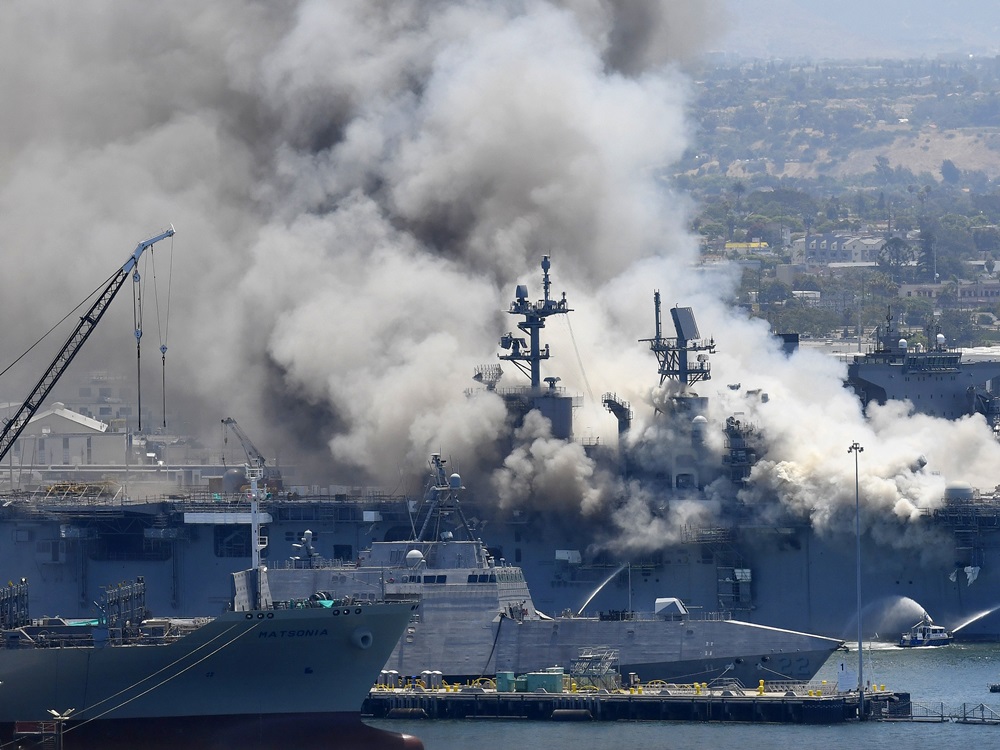 大火燃燒4天方被撲滅，艦隻最終被退役。AP資料圖片